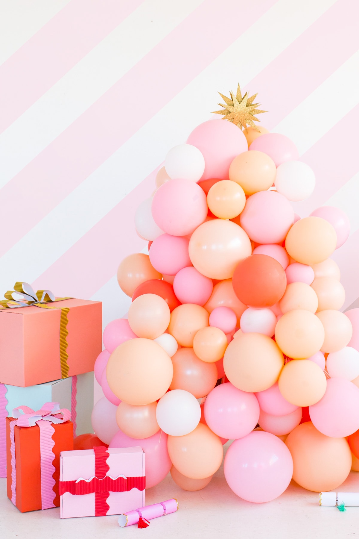 arboles de navidad con globos