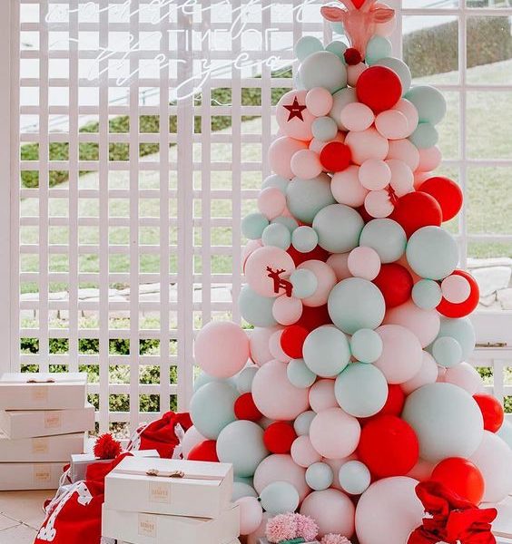 arboles de navidad con globos