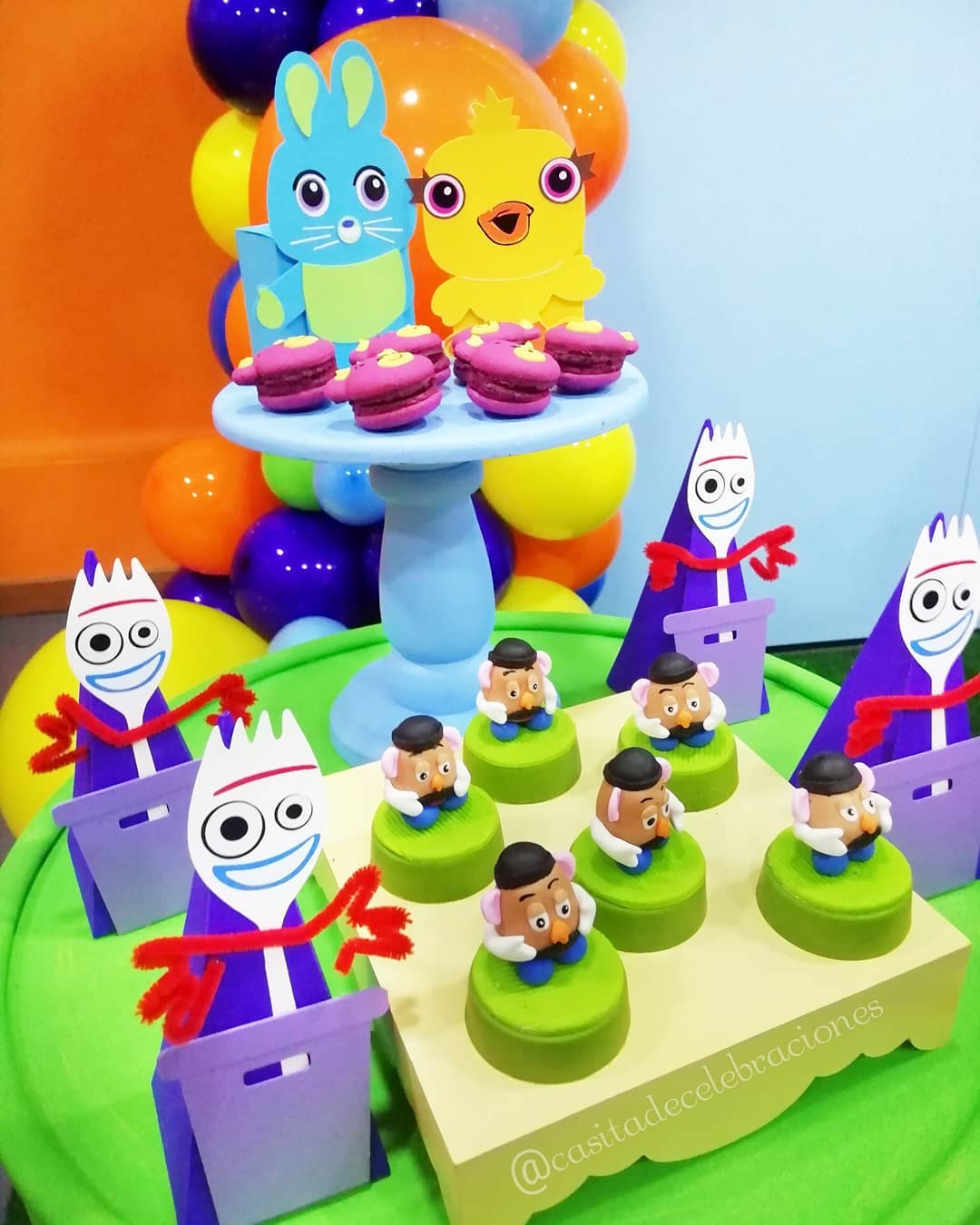 decoracion de una mesa de dulces de toy story 4