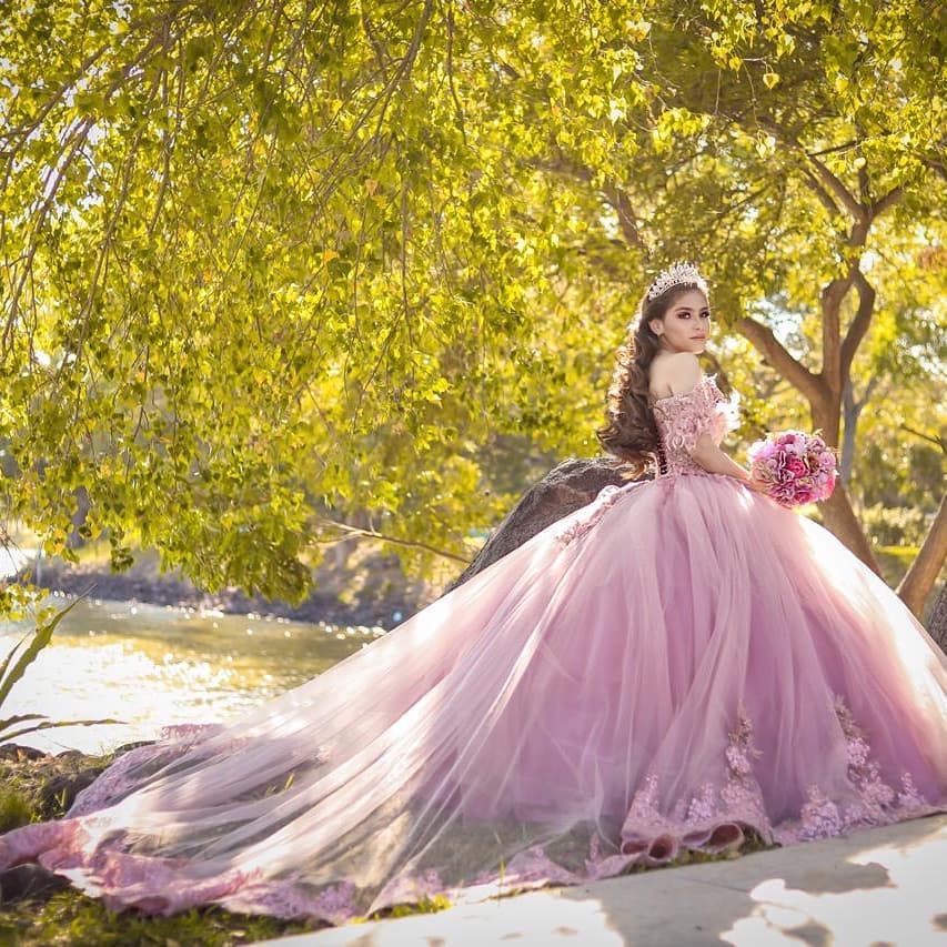 Tendencias en Vestidos de XV años 2020 | Estilo princesa, peplum y mas